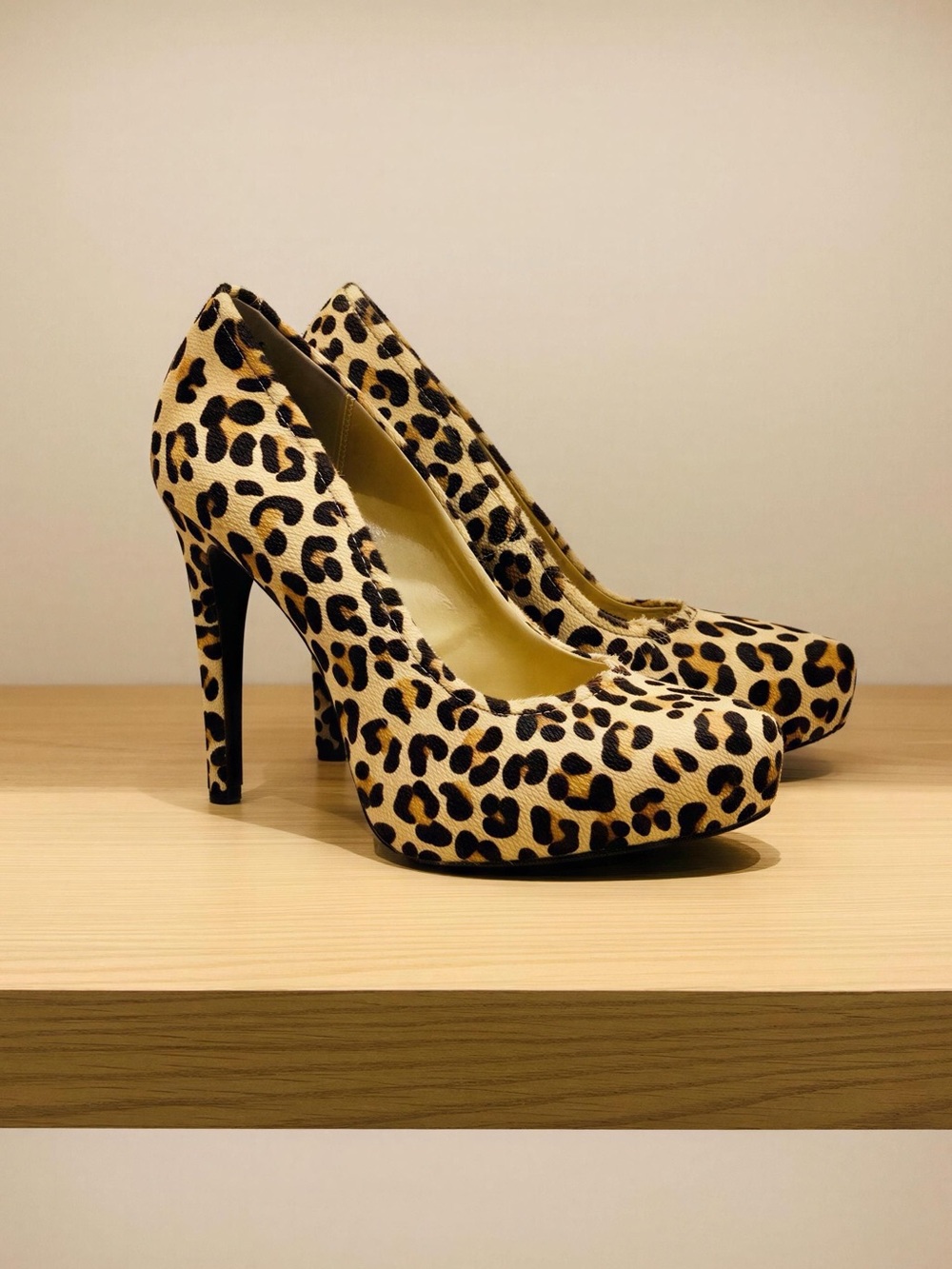 Kelsi By Kelsi Dagger
Leopard Shoes Size 6.5 Hair Calf. Brand New with box